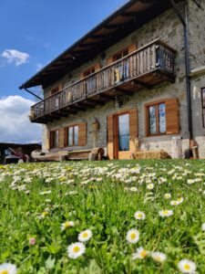 baita in montagna in estate