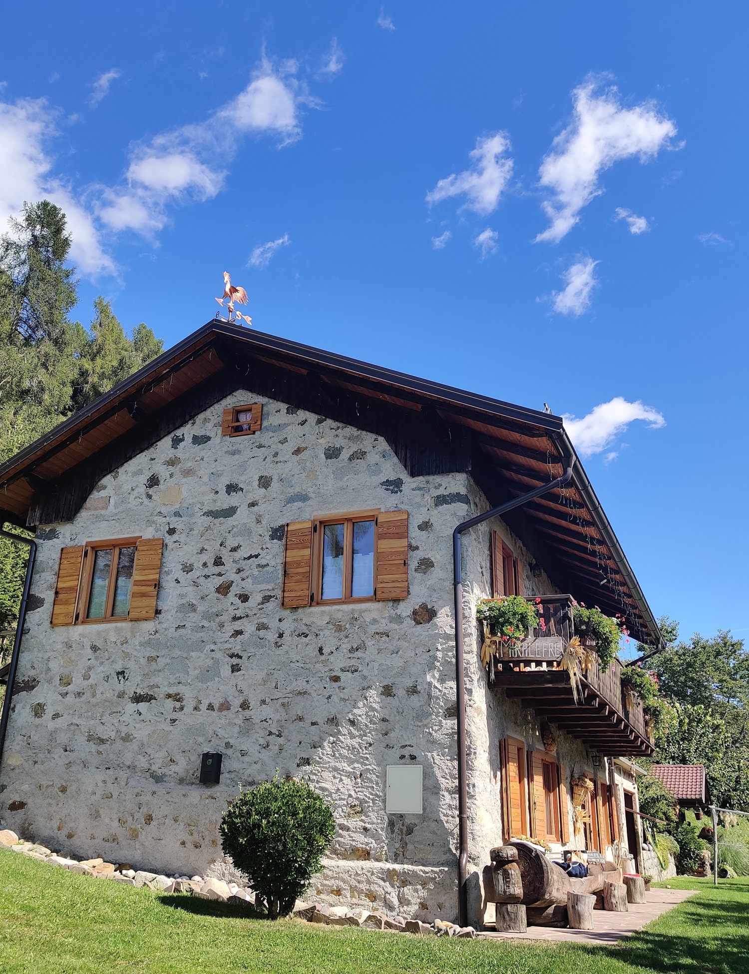 esterno baita con giardino