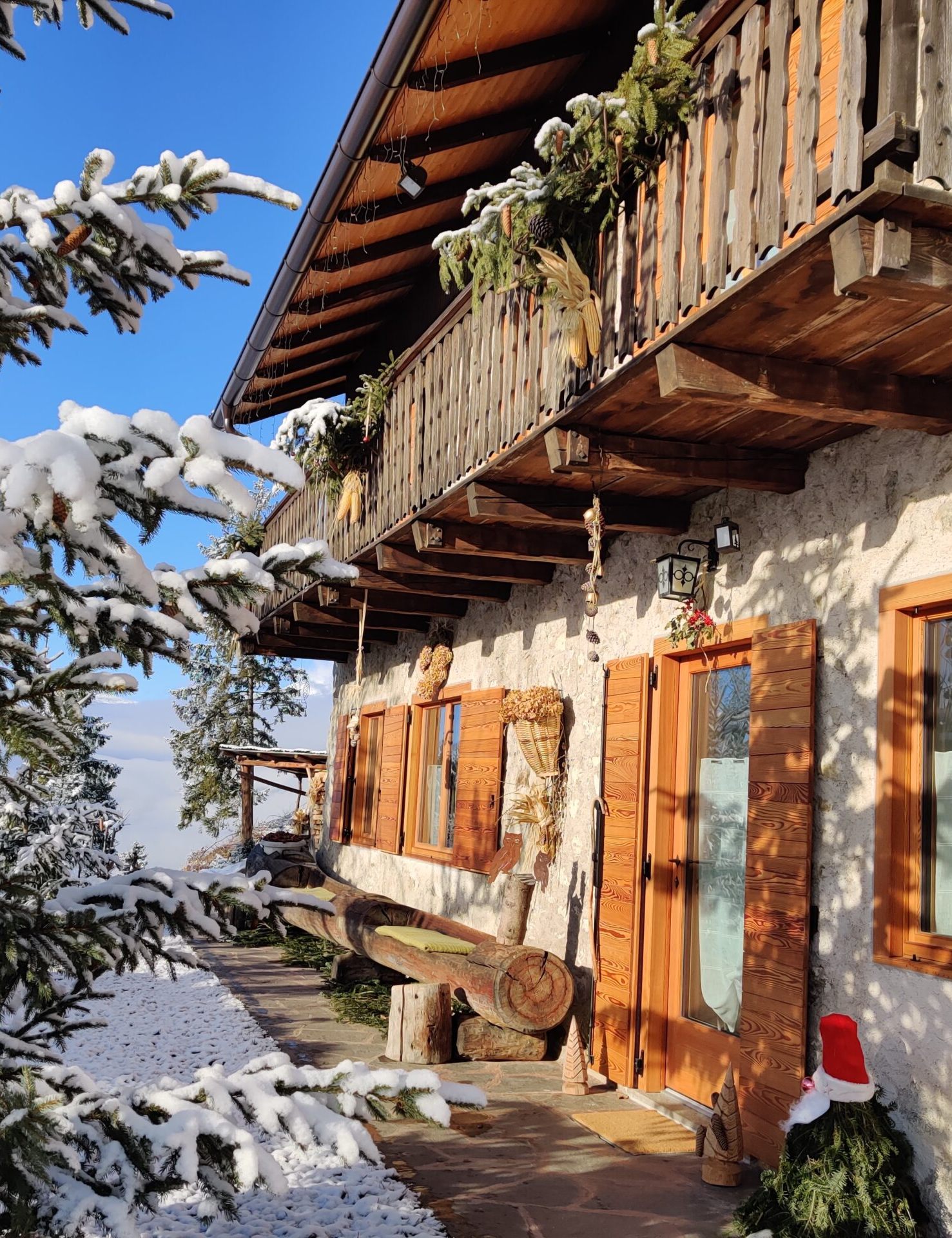 baita miralefre in inverno con la neve